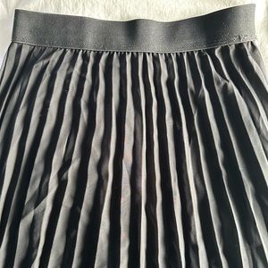 Shinestar Blavk Pleated Mid Skirt